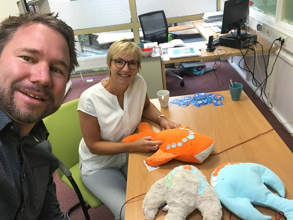 Eerste Knuffel overgedragen aan Basischool Anne de Vries, Epe